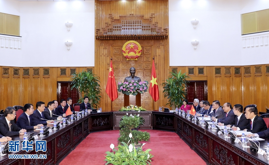 應越南共產黨邀請，中共中央政治局常委、中央書記處書記劉云山9月18日至19日對越南進行正式訪問。這是9月19日，劉云山在河內會見越南總理阮春福。 新華社記者 丁林 攝
