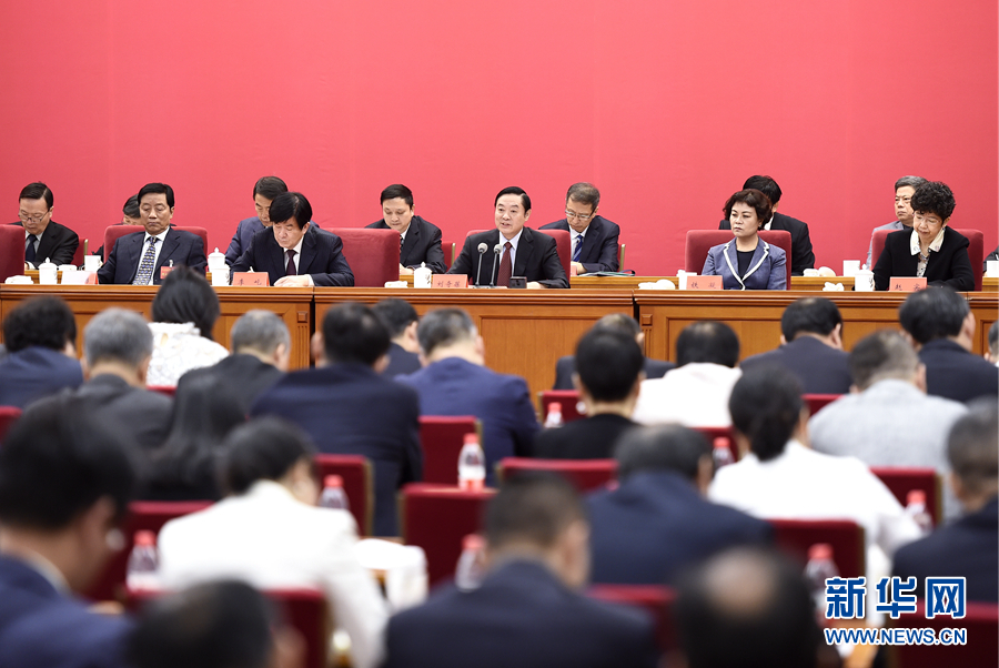 9月20日,中國(guó)電視藝術(shù)家協(xié)會(huì)第六次全國(guó)代表大會(huì)在北京召開。中共中央政治局委員、中央書記處書記、中宣部部長(zhǎng)劉奇葆出席開幕式并講話。新華社記者 燕雁 攝 9月20日,中國(guó)電視藝術(shù)家協(xié)會(huì)第六次全國(guó)代表大會(huì)在北京召開。中共中央政治局委員、中央書記處書記、中宣部部長(zhǎng)劉奇葆出席開幕式并講話。新華社記者 燕雁 攝