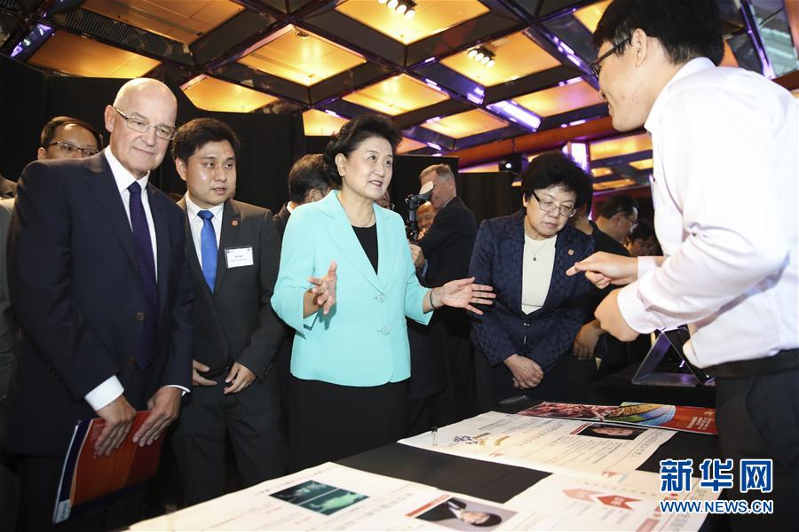 9月25日,在美國(guó)紐約,國(guó)務(wù)院副總理劉延?xùn)|(中)在紐約大學(xué)校長(zhǎng)漢密爾頓(前左一)的陪同下參觀中美兩國(guó)青年創(chuàng)客產(chǎn)品展示。國(guó)務(wù)院副總理劉延?xùn)|25日在美國(guó)紐約大學(xué)出席中美創(chuàng)客峰會(huì)暨中美青年創(chuàng)客中心啟動(dòng)儀式并講話。新華社記者 王迎 攝 9月25日,在美國(guó)紐約,國(guó)務(wù)院副總理劉延?xùn)|(中)在紐約大學(xué)校長(zhǎng)漢密爾頓(前左一)的陪同下參觀中美兩國(guó)青年創(chuàng)客產(chǎn)品展示。國(guó)務(wù)院副總理劉延?xùn)|25日在美國(guó)紐約大學(xué)出席中美創(chuàng)客峰會(huì)暨中美青年創(chuàng)客中心啟動(dòng)儀式并講話。新華社記者 王迎 攝