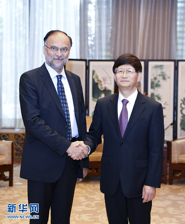 9月26日，中共中央政治局委員、中央政法委書記孟建柱在北京會見來華出席國際刑警組織第86屆全體大會的巴基斯坦內政部長伊克巴爾。新華社記者 張領 攝