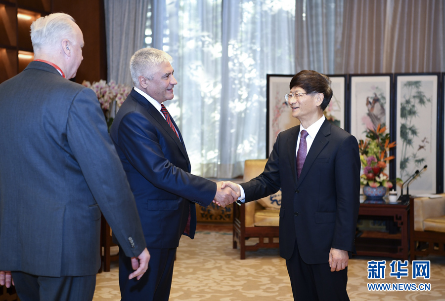 9月26日，中共中央政治局委員、中央政法委書記孟建柱在北京會見來華出席國際刑警組織第86屆全體大會的俄羅斯內務部長科洛科利采夫（左二）和俄聯邦調查委員會主席巴斯特雷金（左一）。新華社記者 張領 攝 