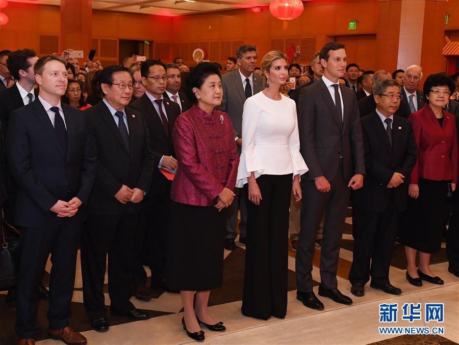 當地時間9月27日晚,正在華盛頓出席首輪中美社會和人文對話的國務院副總理劉延東出席中國駐美國使館2017年國慶招待會。新華社記者殷博古攝 當地時間9月27日晚,正在華盛頓出席首輪中美社會和人文對話的國務院副總理劉延東出席中國駐美國使館2017年國慶招待會。新華社記者殷博古攝