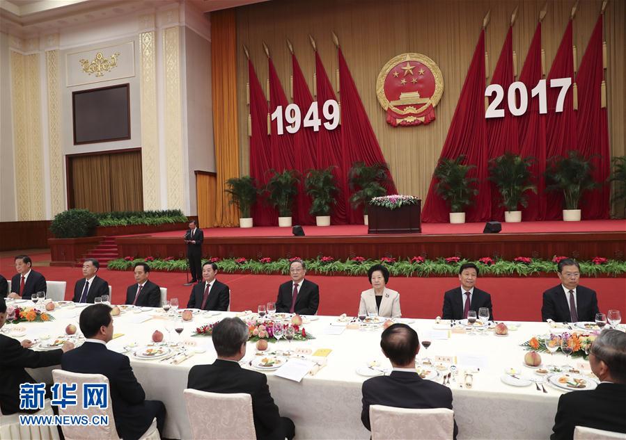 9月28日，全國(guó)政協(xié)辦公廳、中共中央統(tǒng)戰(zhàn)部、國(guó)務(wù)院僑辦、國(guó)務(wù)院港澳辦、國(guó)務(wù)院臺(tái)辦在北京人民大會(huì)堂聯(lián)合舉行國(guó)慶招待會(huì)。中共中央政治局常委、全國(guó)政協(xié)主席俞正聲與2800多名港澳臺(tái)僑各界代表歡聚一堂，慶祝中華人民共和國(guó)成立68周年。這是俞正聲在招待會(huì)上致辭。新華社記者 龐興雷 攝