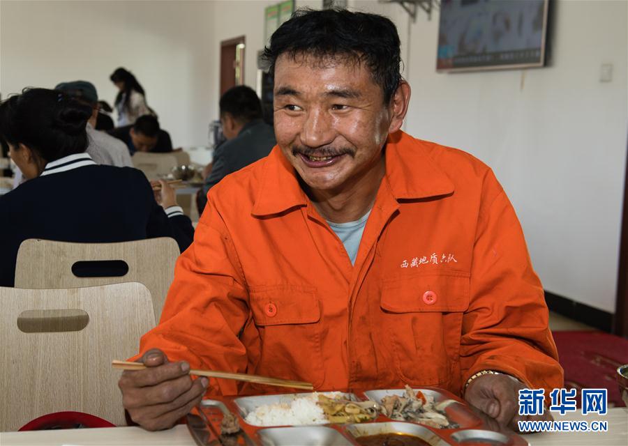 (十九大代表風采·圖文互動)(1)鉆探高級技工向巴扎西:我為祖國探礦藏