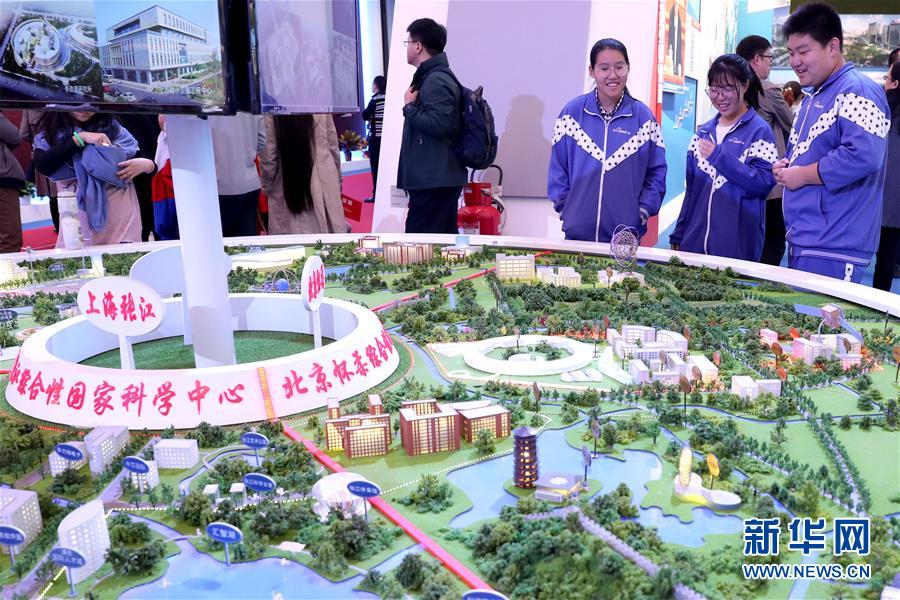 (十九大時光·圖文互動)(4)向著夢想,奮進!——來自“砥礪奮進的五年”大型成就展現場的報道