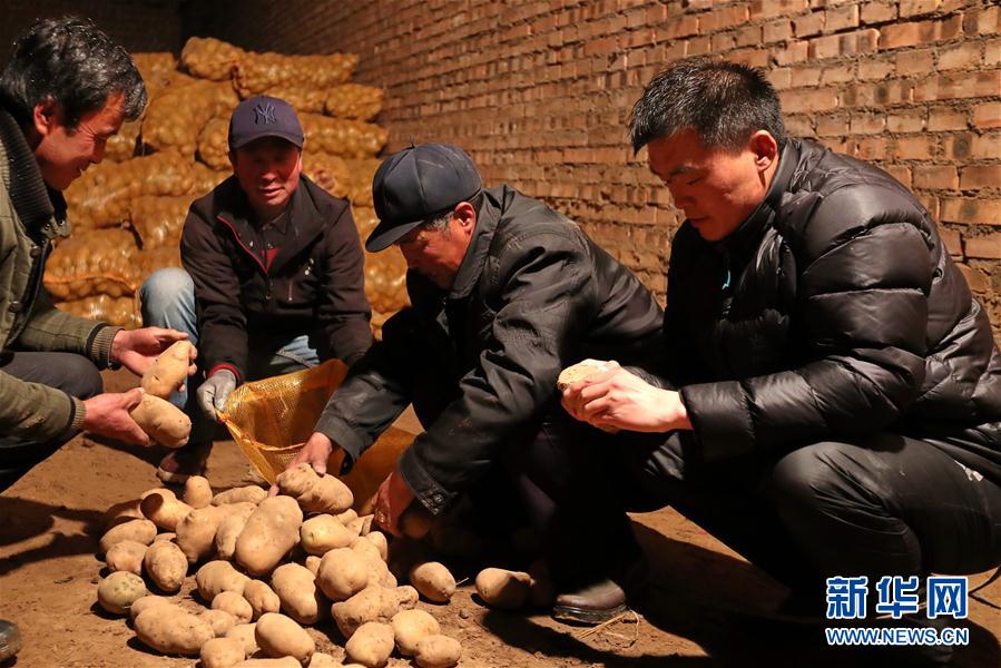 (十九大代表風(fēng)采·圖文互動)(1)“第一書記”房瑞標(biāo):呂梁鄉(xiāng)親“最親近的人”