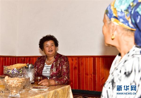 (十九大代表風采·圖文互動)(3)“農民”李元敏:打造村民引以為豪的新“蓋買”