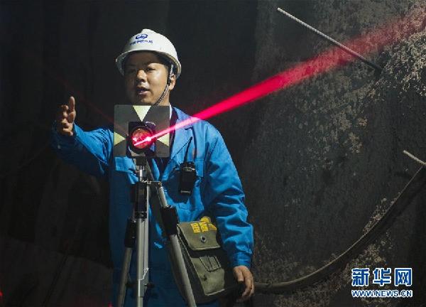 (十九大代表風(fēng)采·圖文互動)(1)白芝勇:用點線繪就“測量人生”