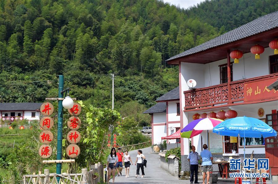 （新華全媒頭條&middot;圖文互動(dòng)）（5）開(kāi)啟新征程　譜寫(xiě)新史詩(shī)&mdash;&mdash;以習(xí)近平同志為核心的黨中央引領(lǐng)中國(guó)特色社會(huì)主義進(jìn)入新時(shí)代