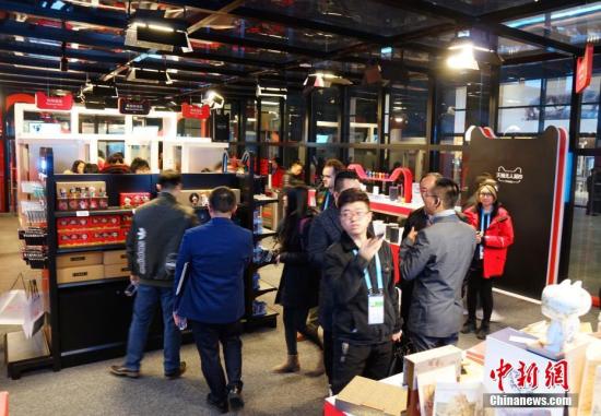 走進“互聯(lián)網(wǎng)之光”博覽會,無人超市是本次展會最大的熱點,顧客可用二維碼進入超市,實現(xiàn)全自動購物。