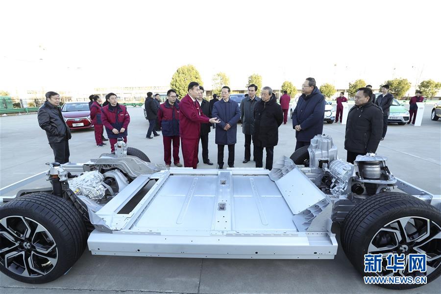 1月9日至10日，國務院副總理張高麗在安徽調研推動長江經濟帶發展工作。這是1月9日，張高麗在江淮汽車股份有限公司了解企業生產經營和參與國際產能合作情況。新華社記者 龐興雷 攝