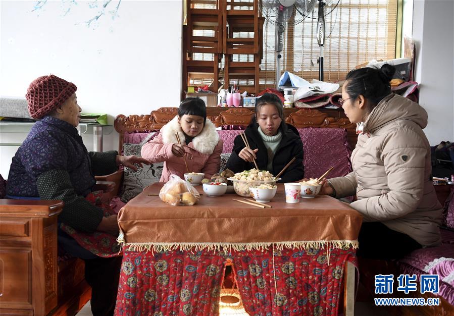 （圖片故事）（4）大山貧困娃和她的&ldquo;駐村媽媽&rdquo;