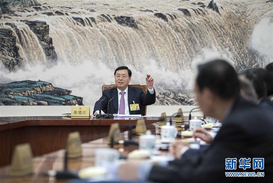 1月29日,十二屆全國人大常委會第一百零九次委員長會議在北京人民大會堂舉行,張德江委員長主持會議。 新華社記者 李濤 攝 1月29日,十二屆全國人大常委會第一百零九次委員長會議在北京人民大會堂舉行,張德江委員長主持會議。 新華社記者 李濤 攝