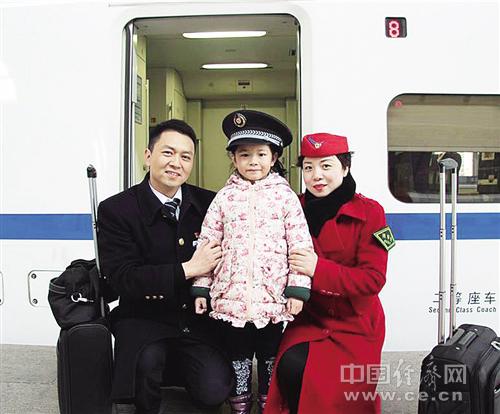 陳剛(左)、肖三英以及女兒陳昱彤的合照。經(jīng)濟(jì)日?qǐng)?bào)-中國(guó)經(jīng)濟(jì)網(wǎng)記者 王軼辰攝