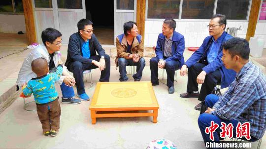 青海扶貧&ldquo;第一書記&rdquo;：為貧困山區(qū)孩子圓了&ldquo;上學(xué)夢(mèng)&rdquo;