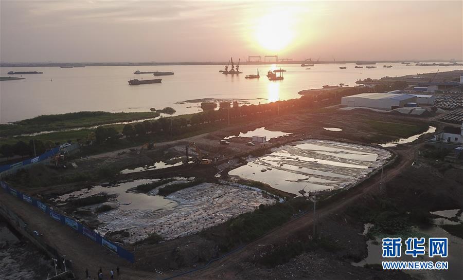 （新華視點&middot;圖文互動）（3）中央督察兩年有的絲毫未改，有的不減反增&mdash;&mdash;江蘇泰興數萬噸化工廢料和污泥堆放長江邊調查