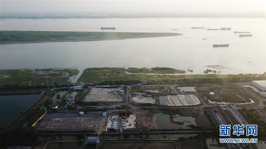 （新華視點&middot;圖文互動）（6）中央督察兩年有的絲毫未改，有的不減反增&mdash;&mdash;江蘇泰興數萬噸化工廢料和污泥堆放長江邊調查