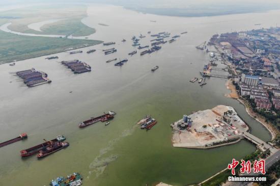 8月1日，巨型的水泥儲罐被吊離碼頭，湖南岳陽城陵磯新港區(qū)天欣碼頭的整治已基本完成。今年5月，長江岸線湖南段開展港口碼頭&ldquo;關(guān)停并轉(zhuǎn)&rdquo;專項整治行動。截至目前，該行動已集中關(guān)停42個碼頭泊位，退出岸線7302米。楊華峰 攝