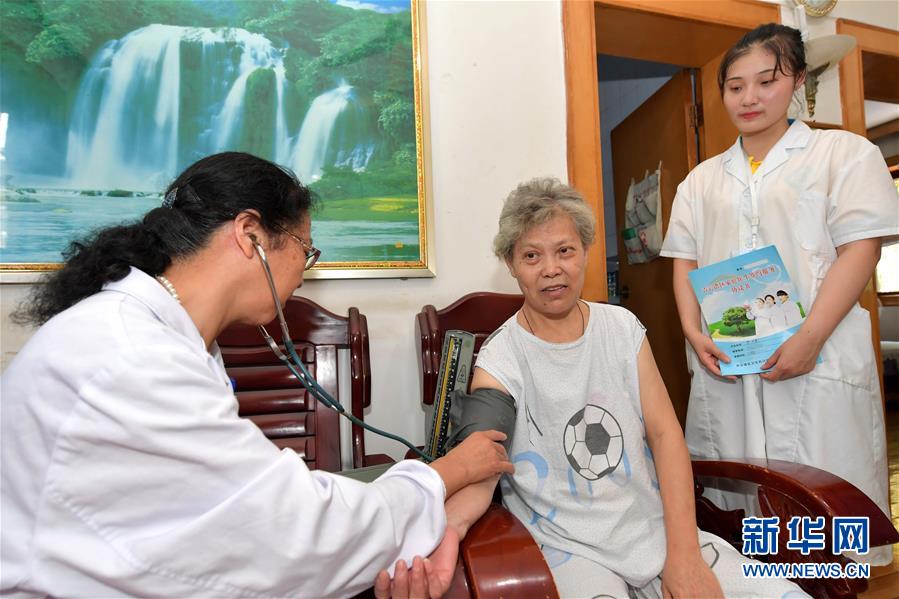 （新華全媒頭條&middot;圖文互動）（6）以生命的名義&mdash;&mdash;獻給首個&ldquo;中國醫師節&rdquo; 