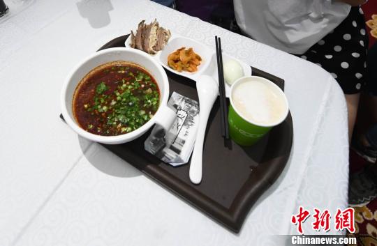 圖為&ldquo;環(huán)西部火車游Y667/8次&rdquo;列車上推出蘭州牛肉面套餐，套餐38元，有一碗牛肉面、一碟牛肉、一個(gè)雞蛋、一份小菜、一份甜胚子?！钇G敏 攝