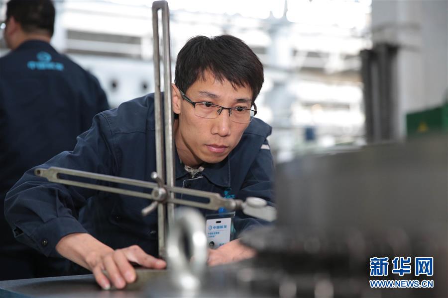 (圖文互動)(1)他用匠心守護飛機心臟——記中國航發沈陽黎明航空發動機有限責任公司一線工人洪家光