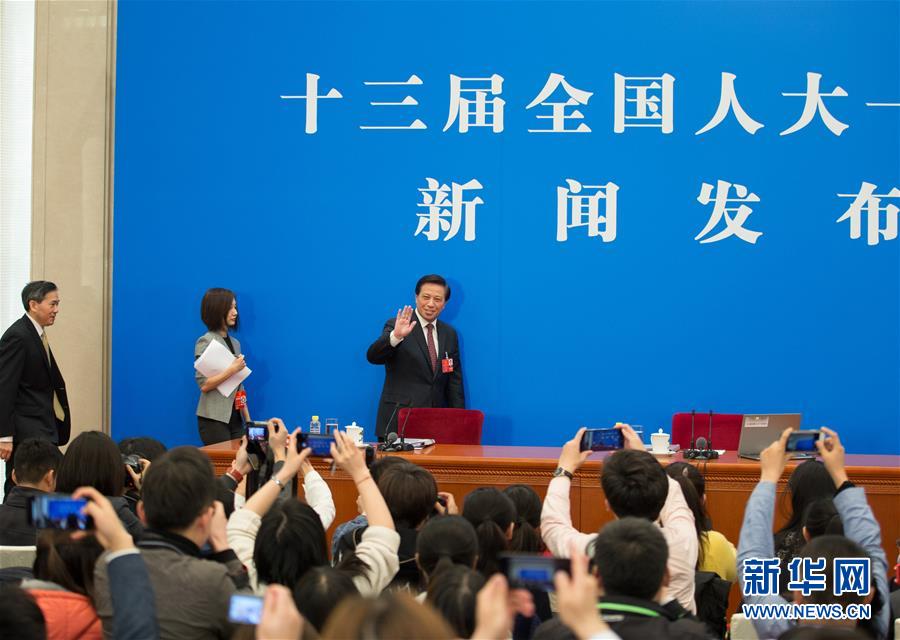 （兩會(huì)&middot;XHDW）（6）十三屆全國(guó)人大一次會(huì)議舉行新聞發(fā)布會(huì)