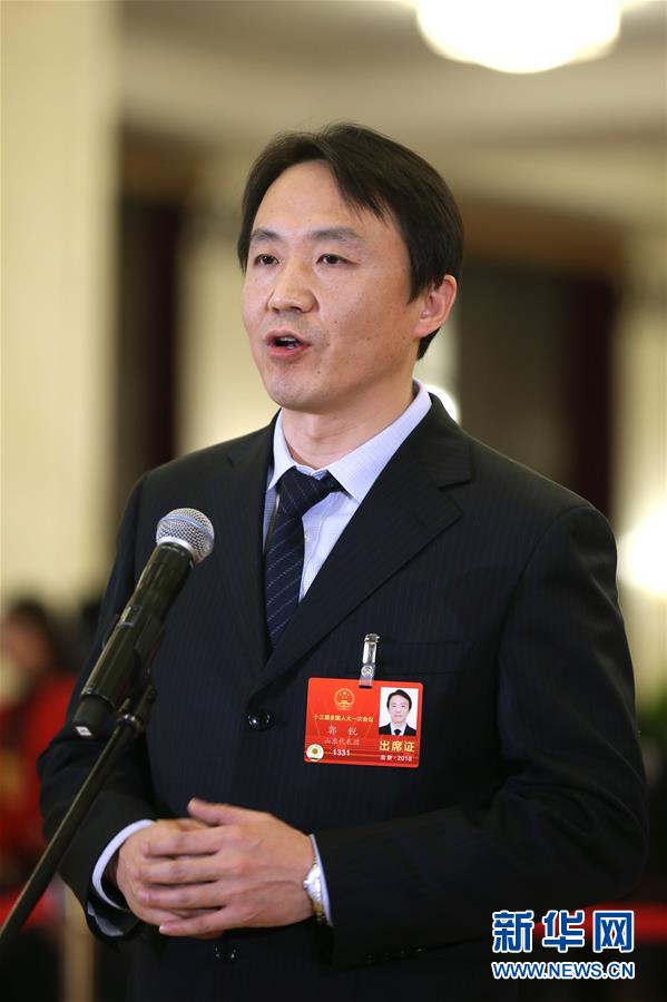 （兩會(huì)&middot;人大開幕）（12）全國(guó)人大代表接受采訪