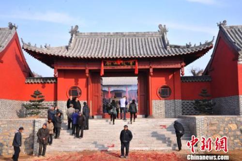 資料圖:元旦小長(zhǎng)假期間,威海南海新區(qū)云龍山上舉辦新年廟會(huì)。 劉昌勇 攝