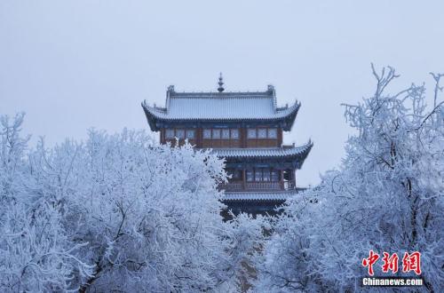 資料圖：小寒時節，甘肅嘉峪關市迎來了一場大雪。師永紅 攝