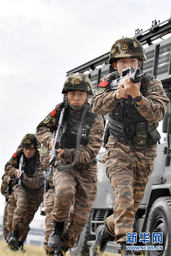 (新華全媒頭條·圖文互動(dòng))(5)向祖國(guó)報(bào)告:我在戰(zhàn)位守萬(wàn)家團(tuán)圓——解放軍和武警部隊(duì)新春佳節(jié)備戰(zhàn)執(zhí)勤記事