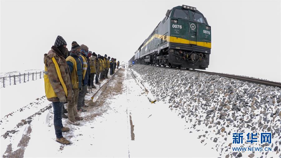 (新華全媒頭條·圖文互動)(8)他們是比鋼鐵還硬的漢子——天路之巔看不見的“軌枕”