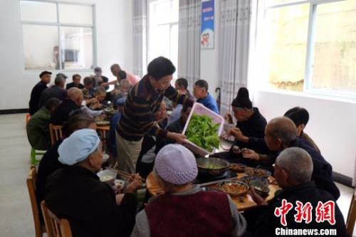 資料圖：社會(huì)福利中心吃飯的老人們。徐學(xué)練 攝。