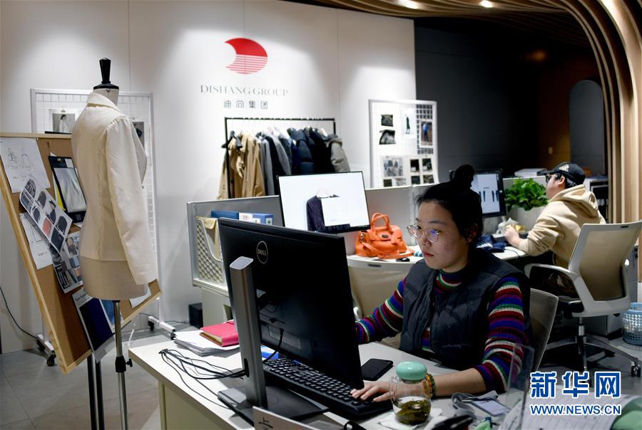 （新華全媒頭條&middot;圖文互動）（1）從&ldquo;來樣加工&rdquo;到為全球&ldquo;量體裁衣&rdquo;&mdash;&mdash;透過&ldquo;迪尚之路&rdquo;看新舊動能轉(zhuǎn)換