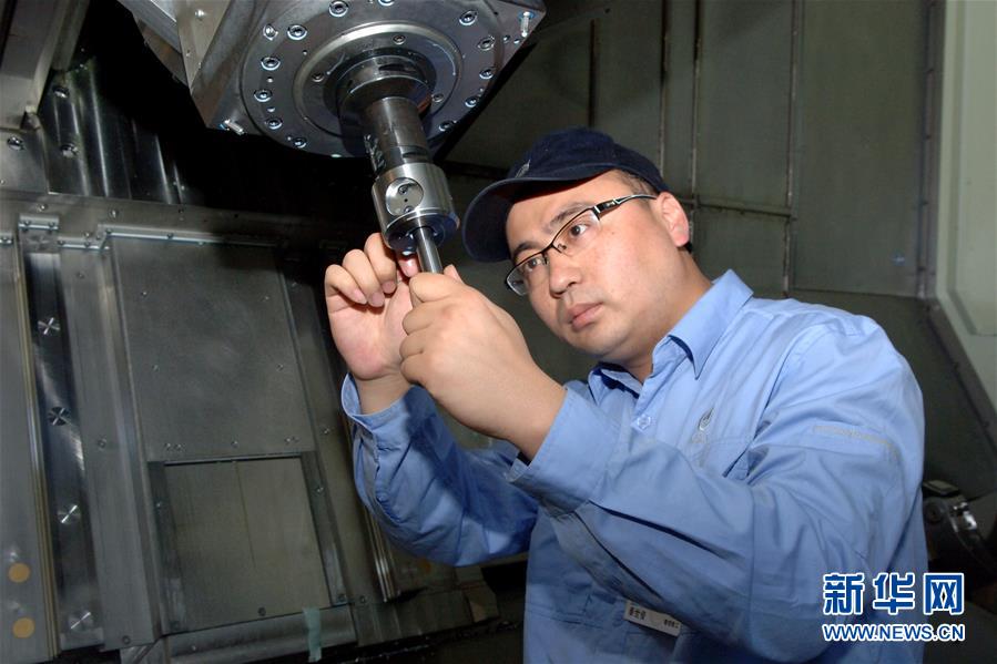 (新華全媒頭條·圖文互動(dòng))(3)讓奮斗成為人生最亮麗的底色——寫在2019年“五一”國(guó)際勞動(dòng)節(jié)到來(lái)之際