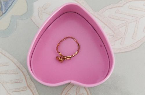 順順給媽媽留下的手工戒指。 新京報記者 吳寧 攝 點擊進入下一頁