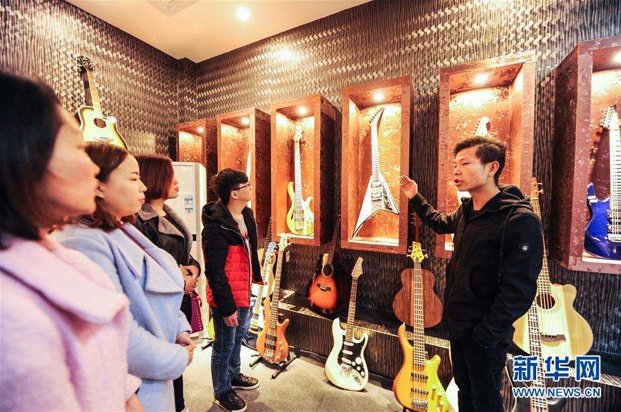 (在習近平新時代中國特色社會主義思想指引下——新時代新作為新篇章·圖文互動)(7)貴州正安:吉他奏響發展“神曲”