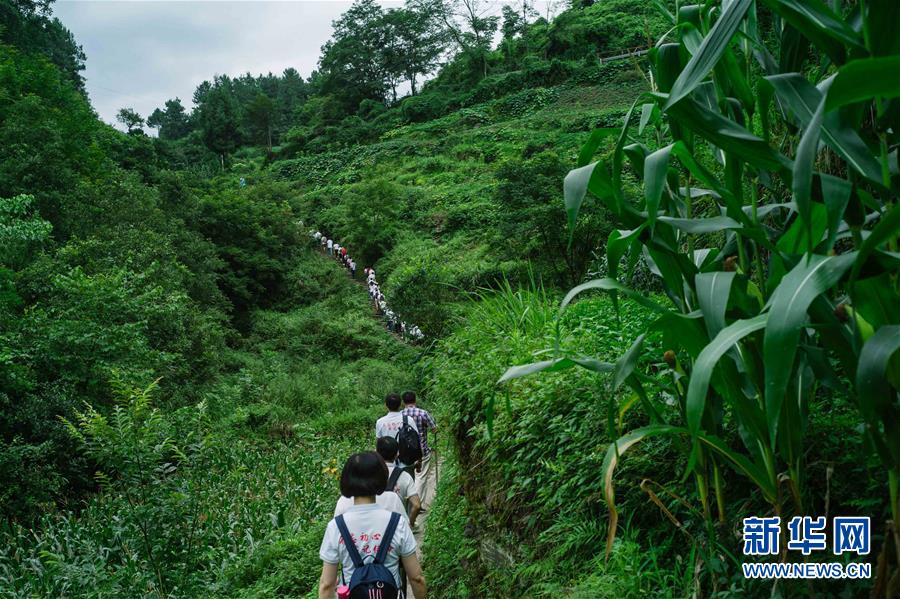 (壯麗70年·奮斗新時代——記者再走長征路·圖文互動)(2)記者手記:長征是一步一步走出來的