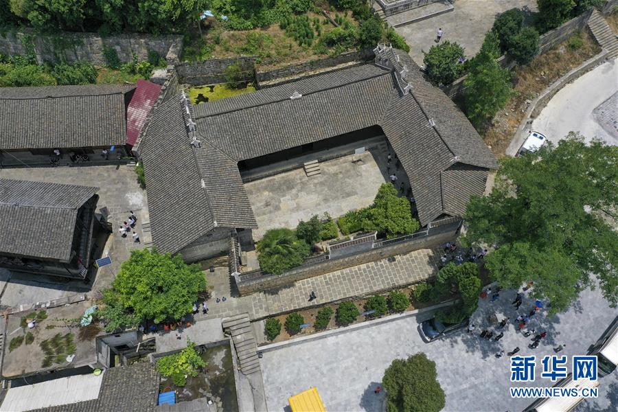 (壯麗70年·奮斗新時代——記者再走長征路·圖文互動)(2)手捧棉被憶紅軍:走了那么多年,我們都念他們的好