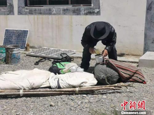 圖為黨確桑布展示以前巡邊時要帶的東西。 謝藝觀 攝