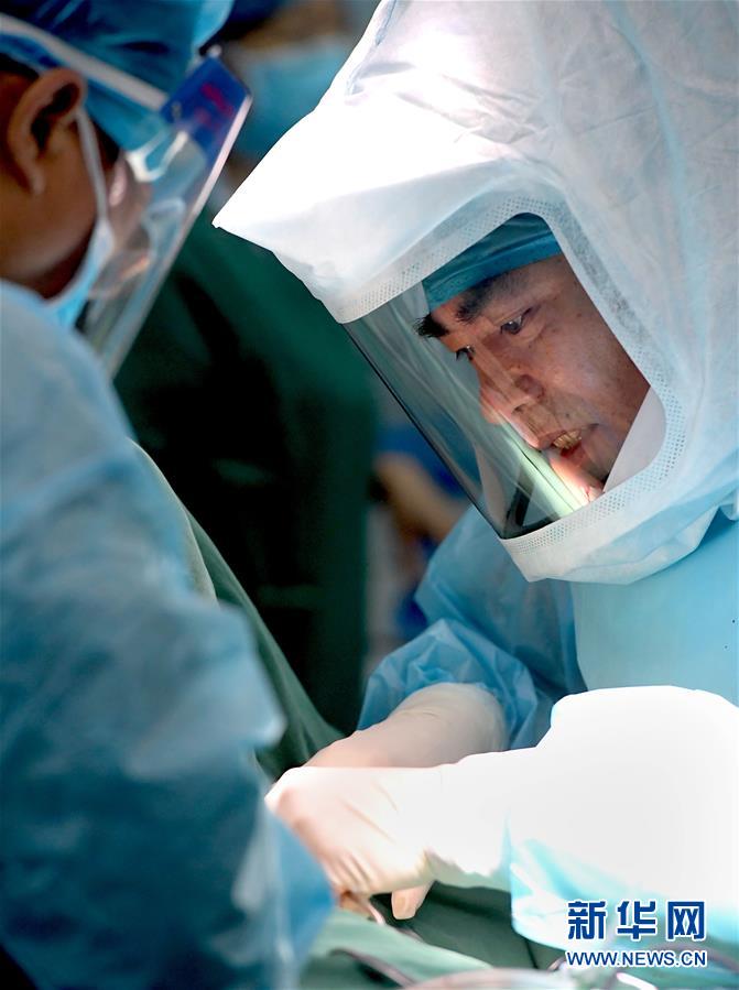 （中國網事&middot;感動2019&middot;圖文互動）（3）為艾滋病患者主刀的醫生馮秀嶺：每個生命都值得尊重