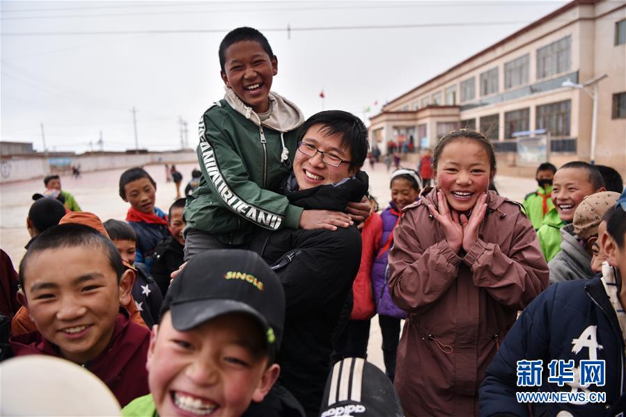 (不忘初心、牢記使命·圖文互動)(1)青春之花綻放五千米云端——記扎根海拔最高縣小學(xué)教師夫妻杜安東、曹曉花