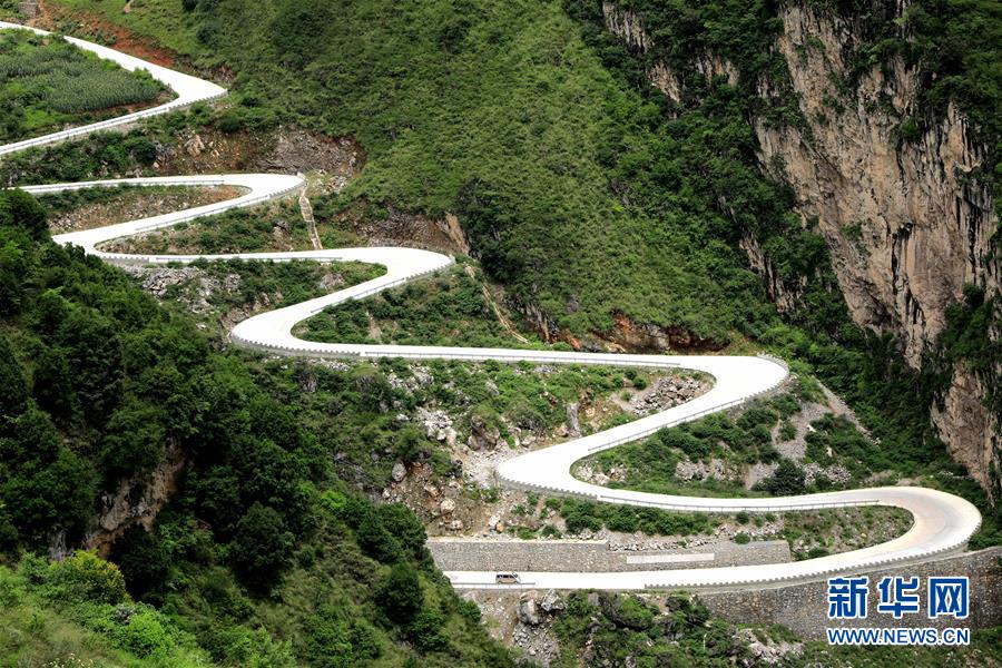 （在習近平新時代中國特色社會主義思想指引下&mdash;&mdash;新時代新作為新篇章&middot;總書記關心的百姓身邊事&middot;圖文互動）（2）&ldquo;四好農村路&rdquo;：通向幸福，通向遠方