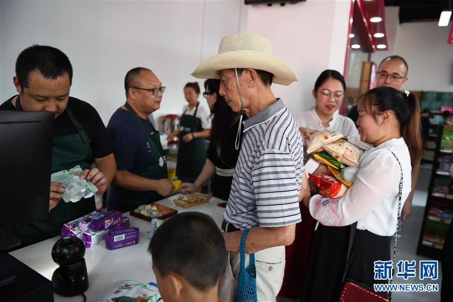 （圖文互動）（2）烏蒙山區扶貧第一書記背后的&ldquo;老監工&rdquo;