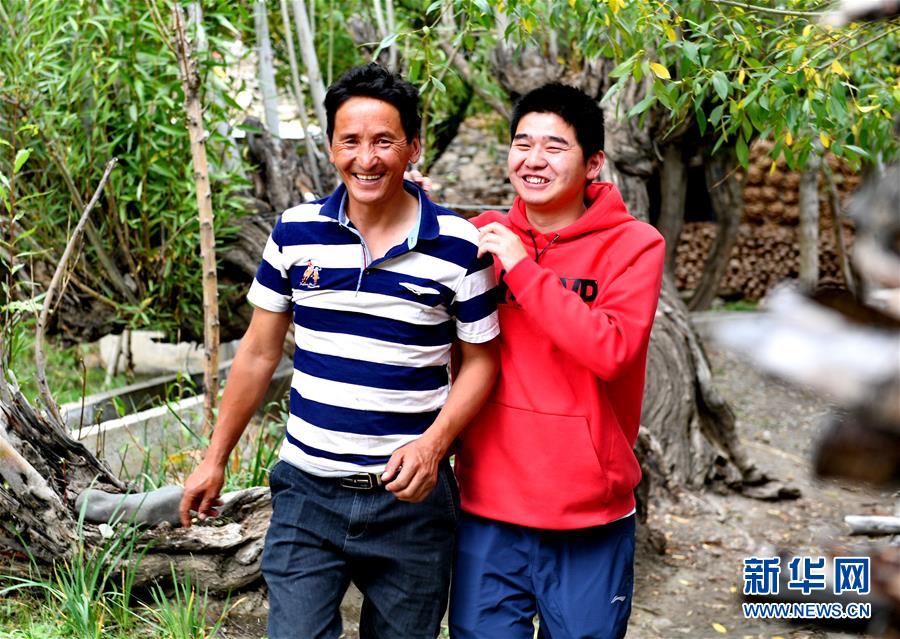 （在習近平新時代中國特色社會主義思想指引下&mdash;&mdash;新時代新作為新篇章&middot;總書記關心的百姓身邊事&middot;圖文互動)（3）&ldquo;我走進大山，是為了讓你走出大山&rdquo;&mdash;&mdash;大學生支教故事