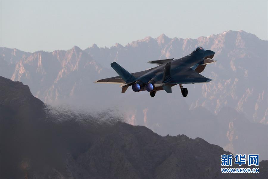 （新華全媒頭條&middot;人民空軍70年&middot;圖文互動）（14）陽光照耀奮飛的航程&mdash;&mdash;黨中央、中央軍委和習主席關心人民空軍建設發展紀實