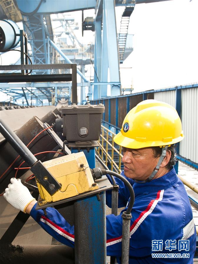 (愛國情 奮斗者·圖文互動)(1)錨定無悔奮進的航向——記港口創新路上的“藍領專家”孔祥瑞