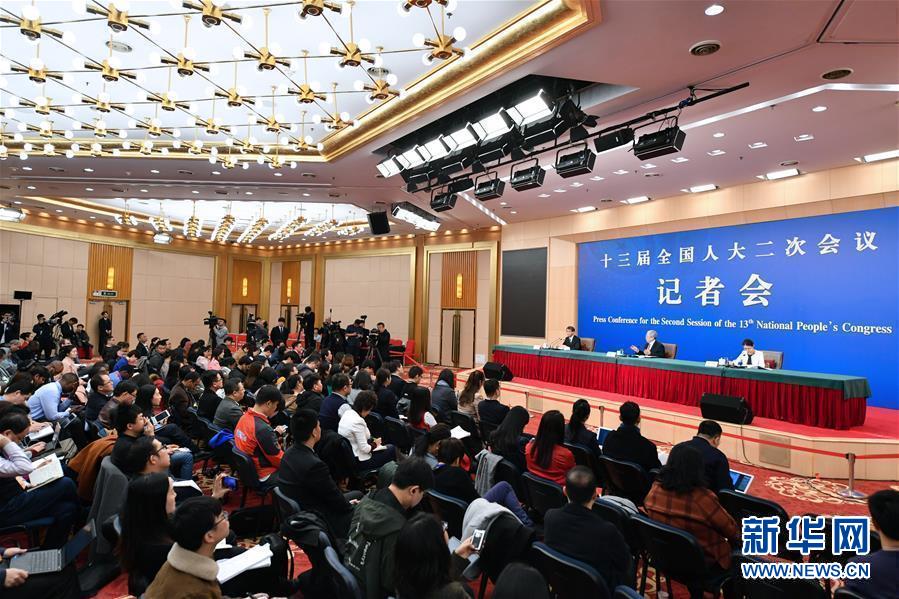 （兩會(huì)&middot;XHDW）（2）國務(wù)院扶貧辦主任劉永富就&ldquo;攻堅(jiān)克難&mdash;&mdash;堅(jiān)決打贏脫貧攻堅(jiān)戰(zhàn)&rdquo;答記者問