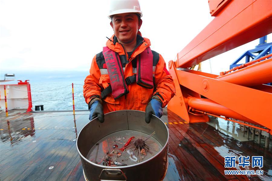 (“雪龍”探南極·圖文互動)(5)中國南極考察隊順利完成宇航員海綜合科考