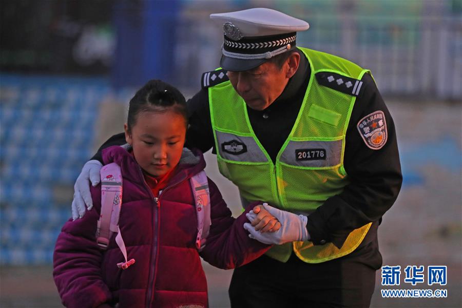 （新春走基層&middot;圖文互動）（1）老楊貓腰護學：20米走了33年