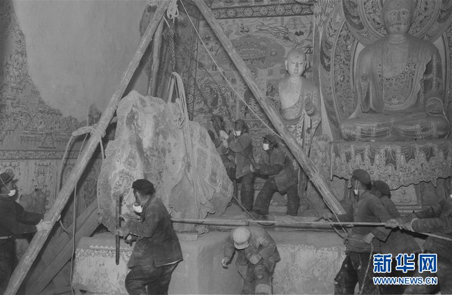 (時(shí)代先鋒·圖文互動(dòng))(3)此生不悔入沙海 勇?lián)厝问家娊?mdash;—敦煌研究院文物保護(hù)利用群體群像